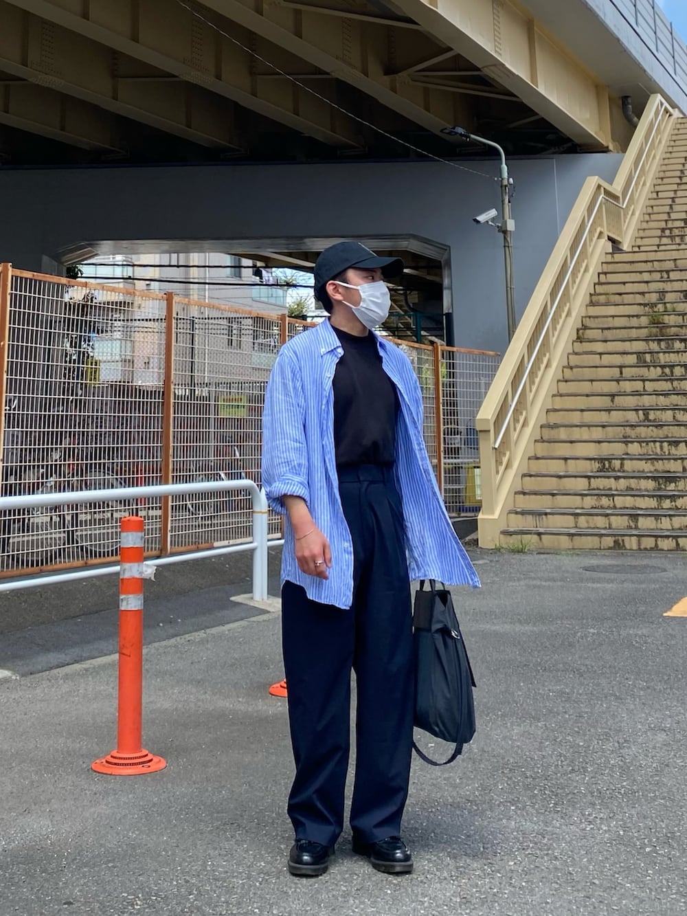 その他のシャツ/ブラウス、ブラック系のトートバッグ、ブルー系のその他パンツを着用したメンズの夏コーディネートの2枚目の写真