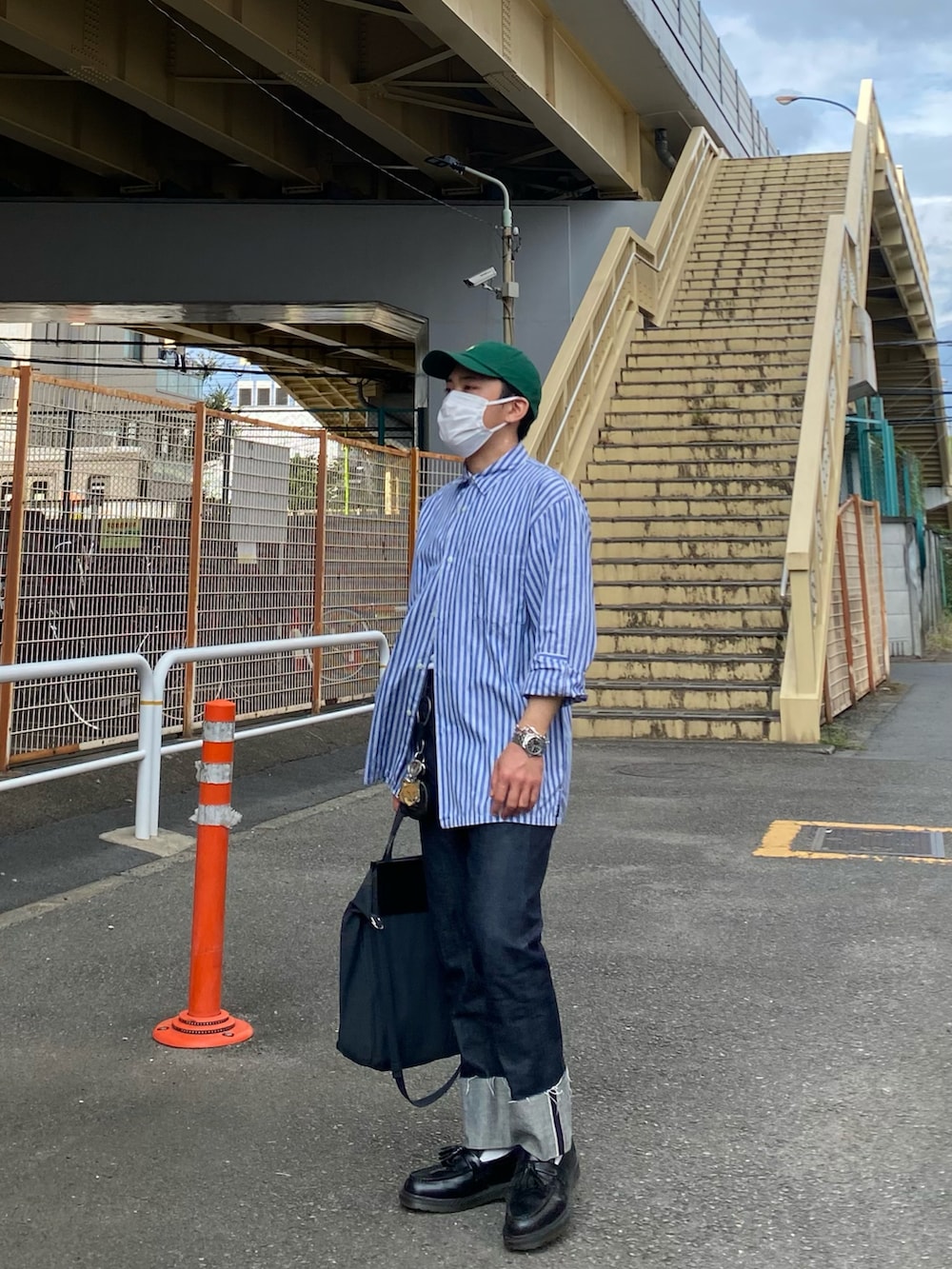 ブルー系のシャツ/ブラウス、ブルー系のデニムパンツ、ブラック系のローファーを着用したメンズの秋コーディネートの4枚目の写真