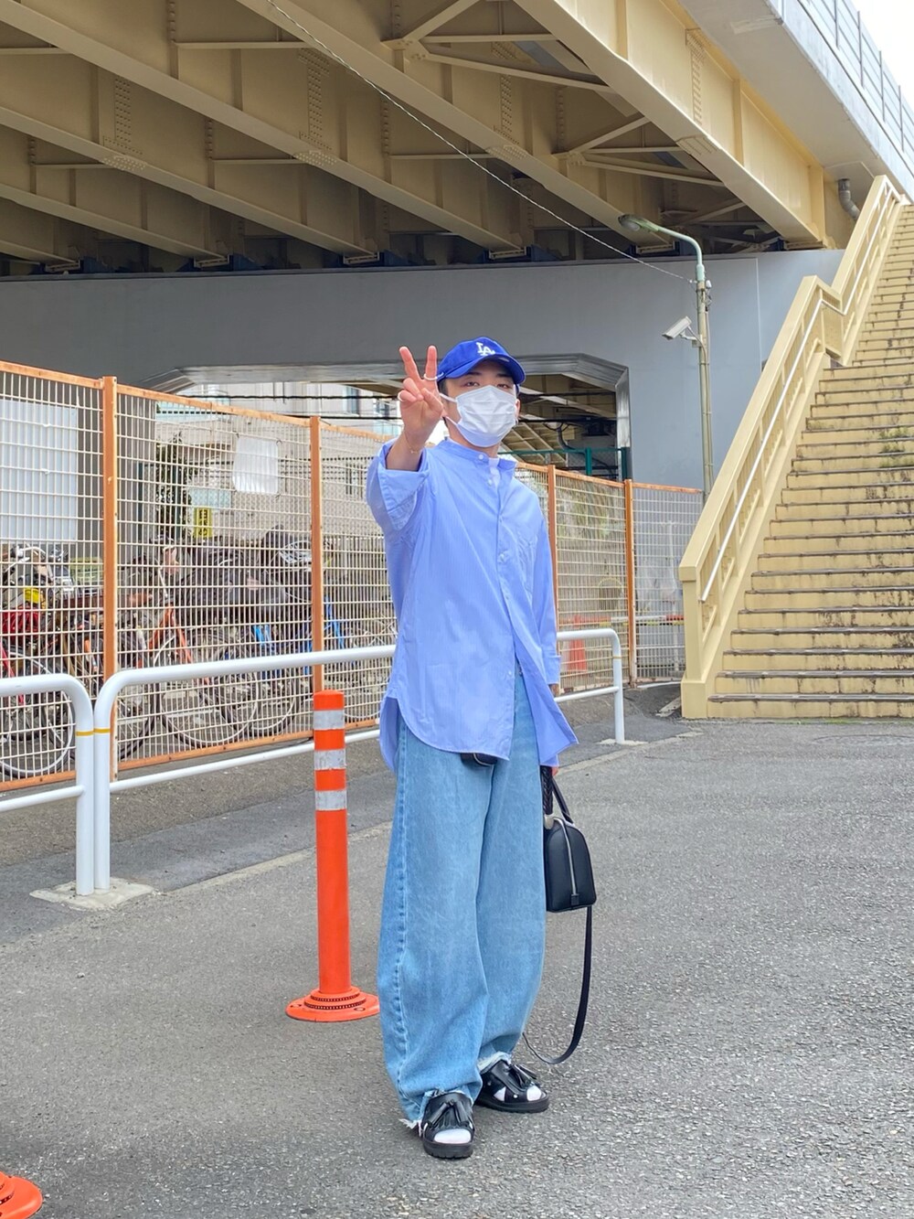 ブルー系のシャツ/ブラウス、ホワイト系のTシャツ/カットソー、ブルー系のデニムパンツを着用したメンズの春コーディネートの5枚目の写真