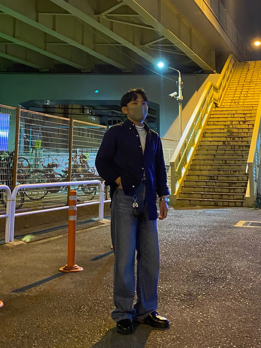 ブルー系のシャツ/ブラウス、ブルー系のデニムパンツ、ブラック系のドレスシューズを着用したメンズの夏コーディネートの4枚目の写真