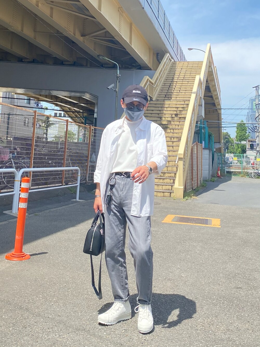 ホワイト系のシャツ/ブラウス、ホワイト系のTシャツ/カットソー、グレー系のデニムパンツを着用したメンズの春コーディネートの3枚目の写真