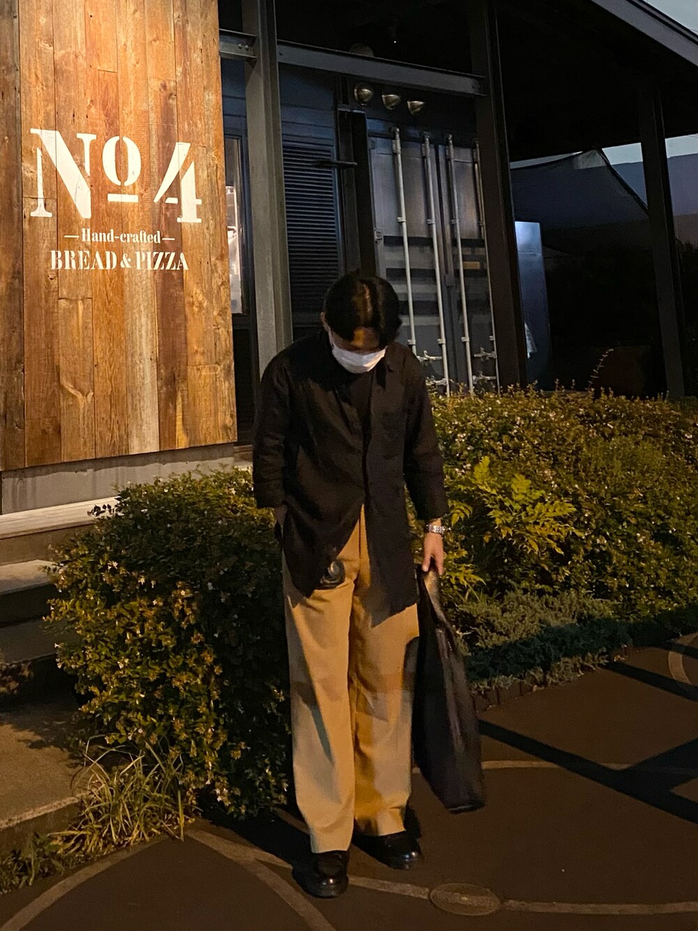 ブラック系のシャツ/ブラウス、ブラック系のTシャツ/カットソー、ブラック系のハンドバッグを着用したメンズの夏コーディネートの3枚目の写真