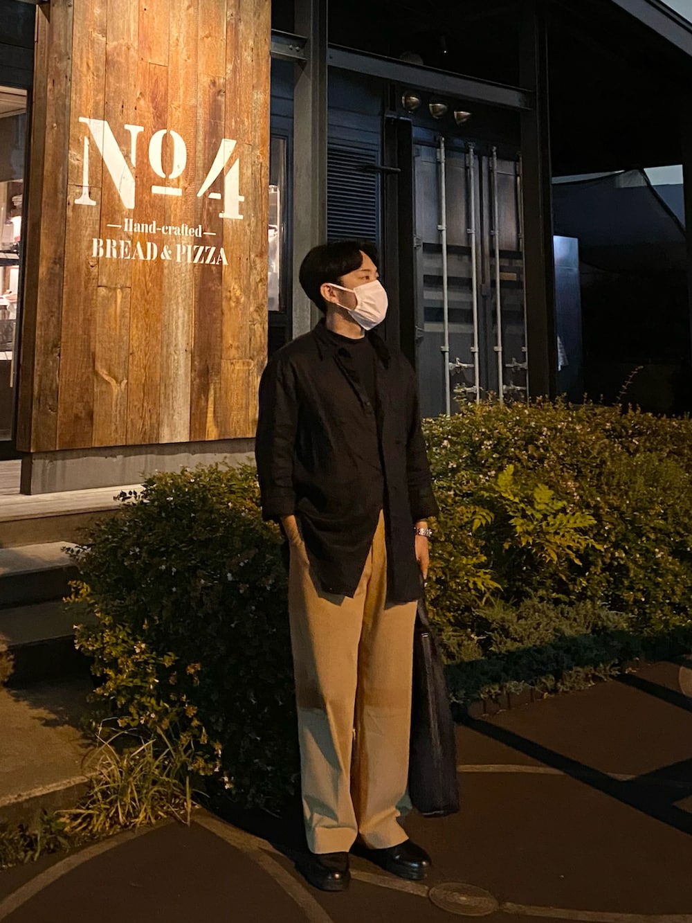 ブラック系のシャツ/ブラウス、ブラック系のTシャツ/カットソー、ブラック系のハンドバッグを着用したメンズの夏コーディネートの2枚目の写真