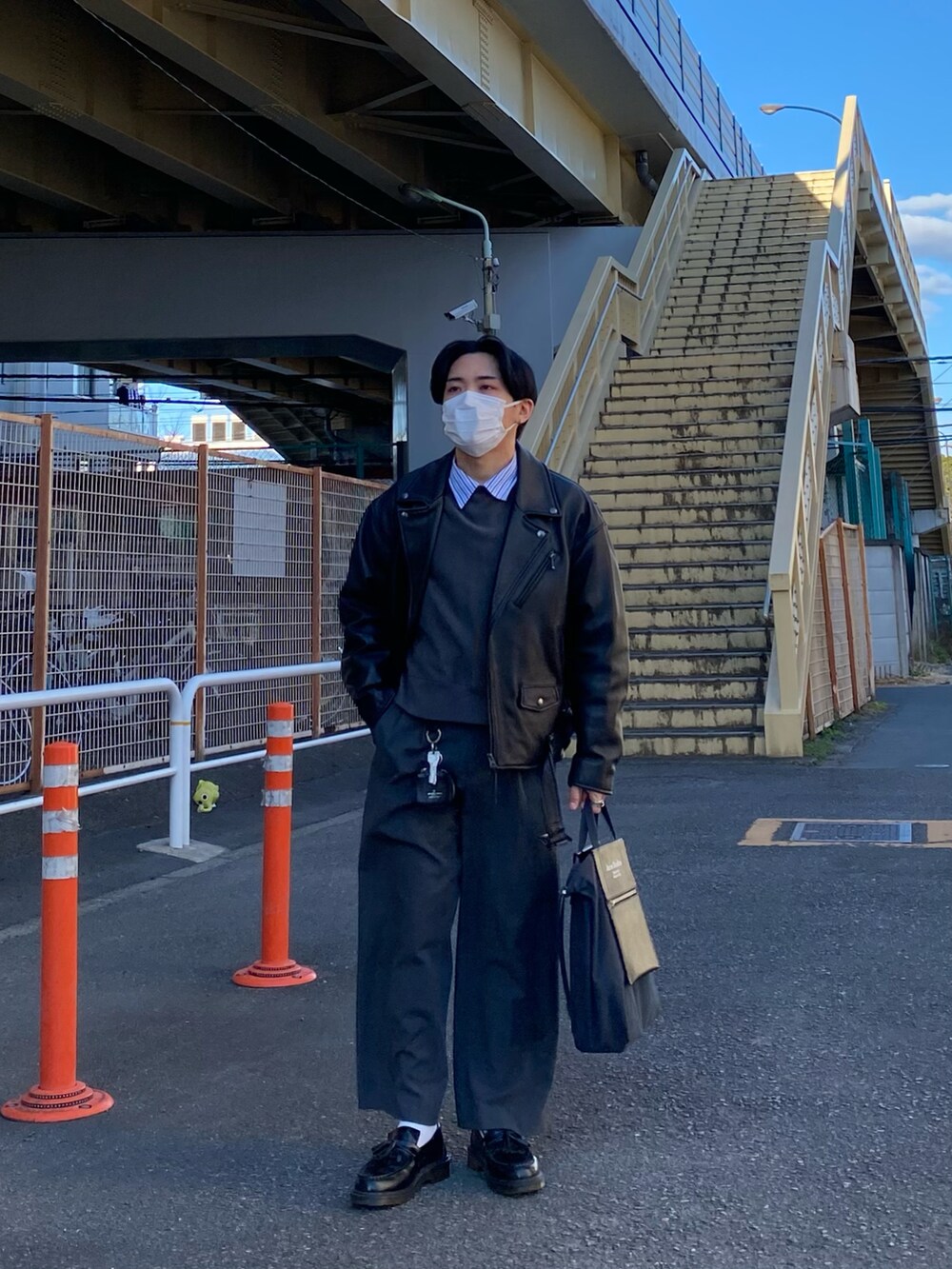 グレー系のスウェット、その他のシャツ/ブラウス、ブラック系のトートバッグを着用したメンズの冬コーディネートの4枚目の写真