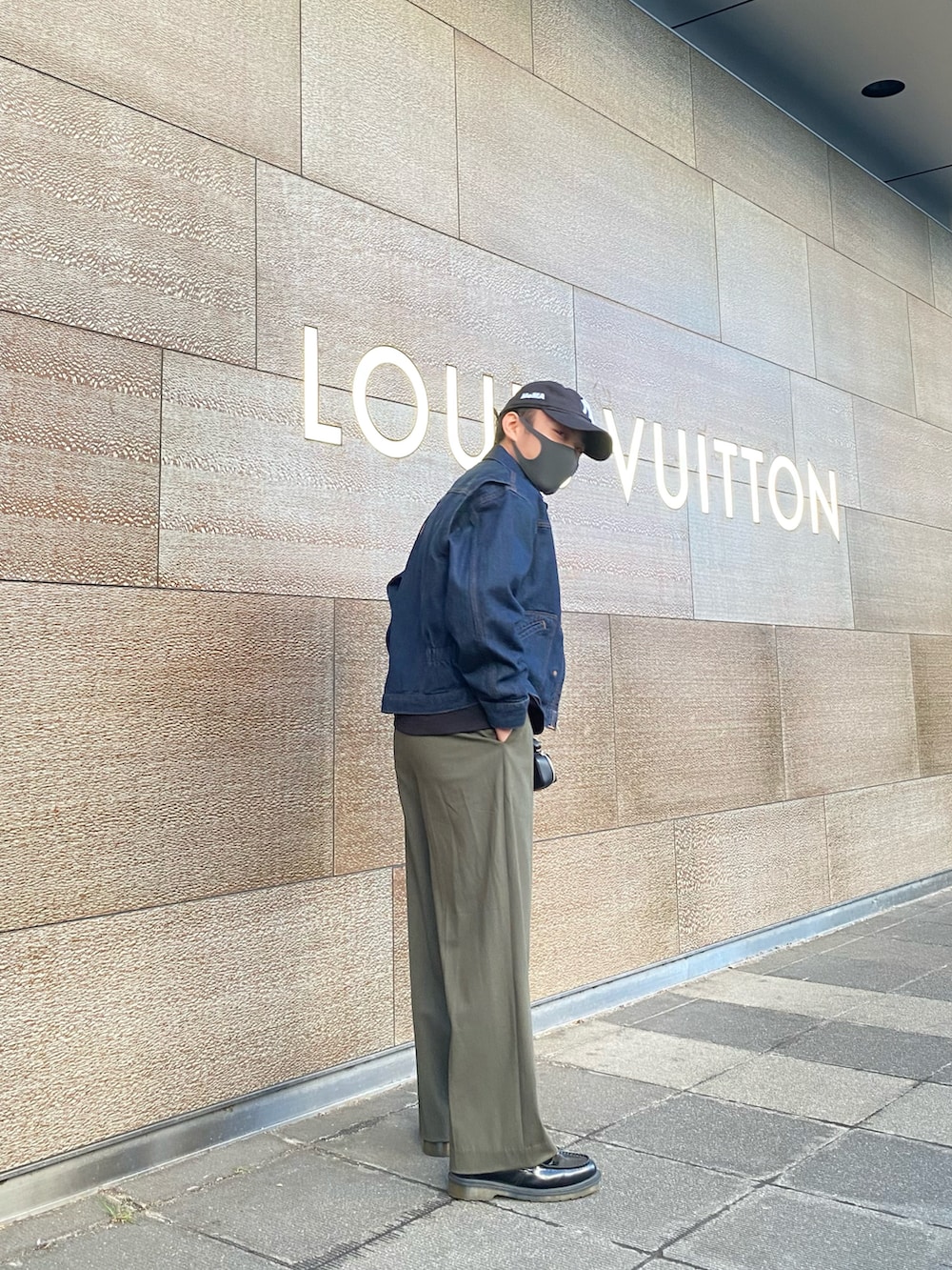 ブルー系のデニムジャケット、ブラック系のTシャツ/カットソー、グリーン系のパンツを着用したメンズの春コーディネートの3枚目の写真