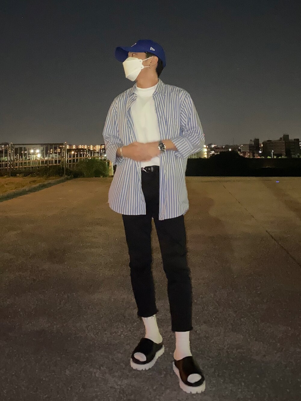 ブルー系のシャツ/ブラウス、ホワイト系のTシャツ/カットソー、ブラック系のサンダルを着用したメンズの夏コーディネートの4枚目の写真