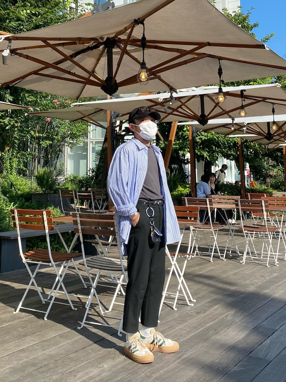 その他のシャツ/ブラウス、ブラック系のスラックス、ベージュ系のスニーカーを着用したメンズの夏コーディネートの4枚目の写真