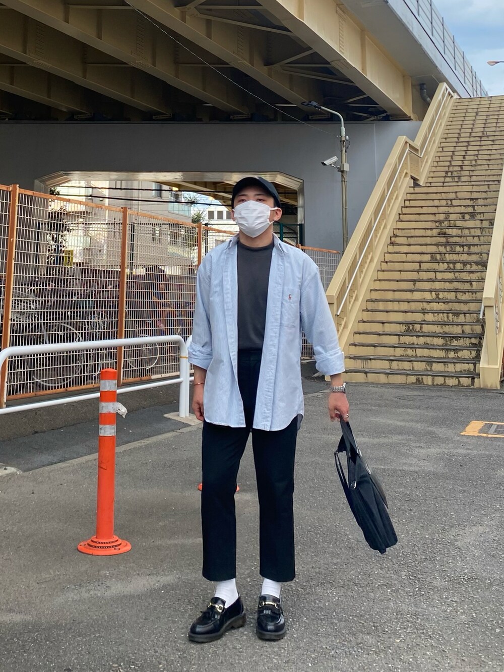 ブルー系のシャツ/ブラウス、ブラック系のスラックス、ブラック系のローファーを着用したメンズの秋コーディネートの3枚目の写真