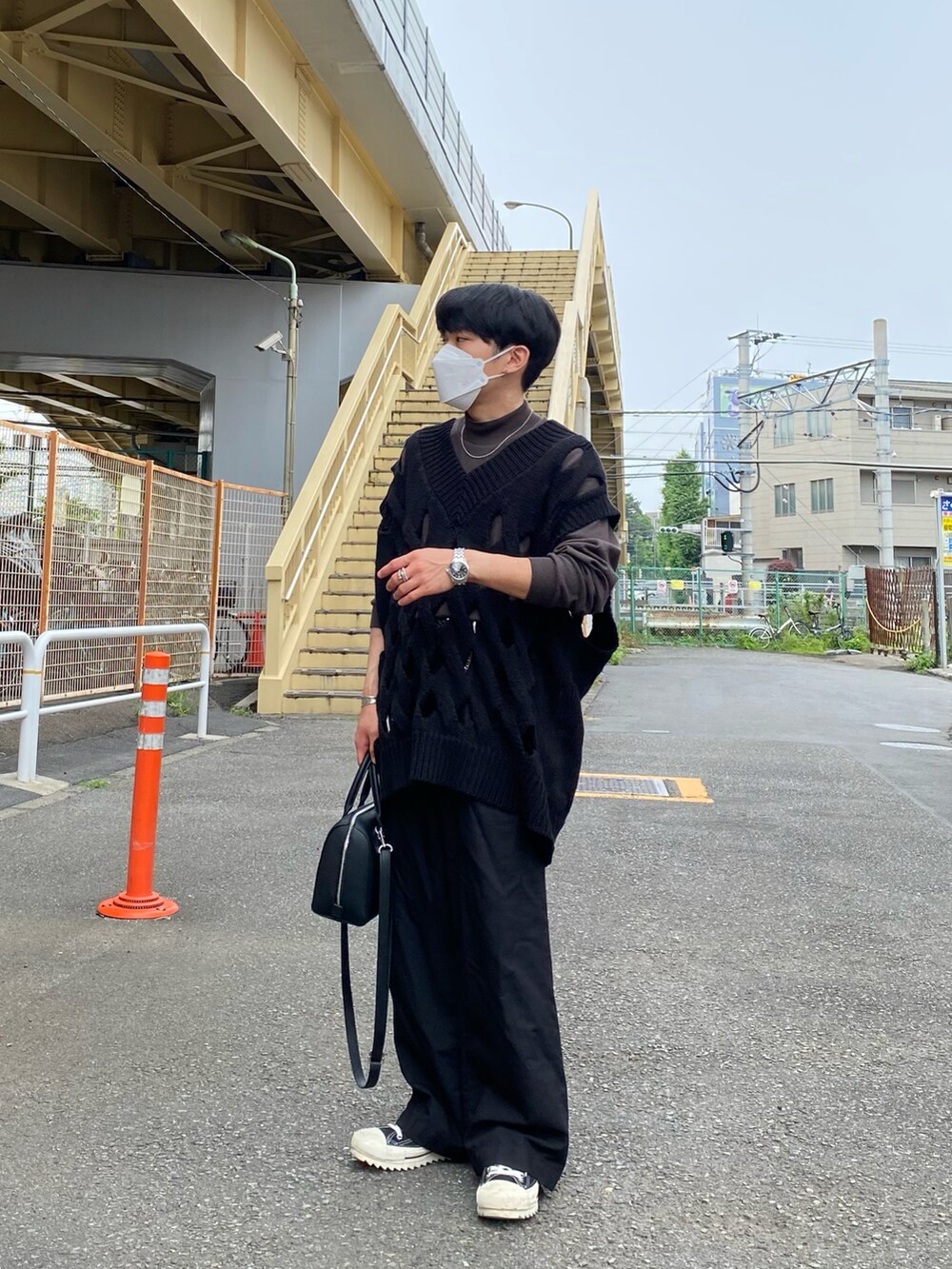 ブラック系のベスト、グレー系のTシャツ/カットソー、ブラック系のパンツを着用したメンズの夏コーディネートの2枚目の写真