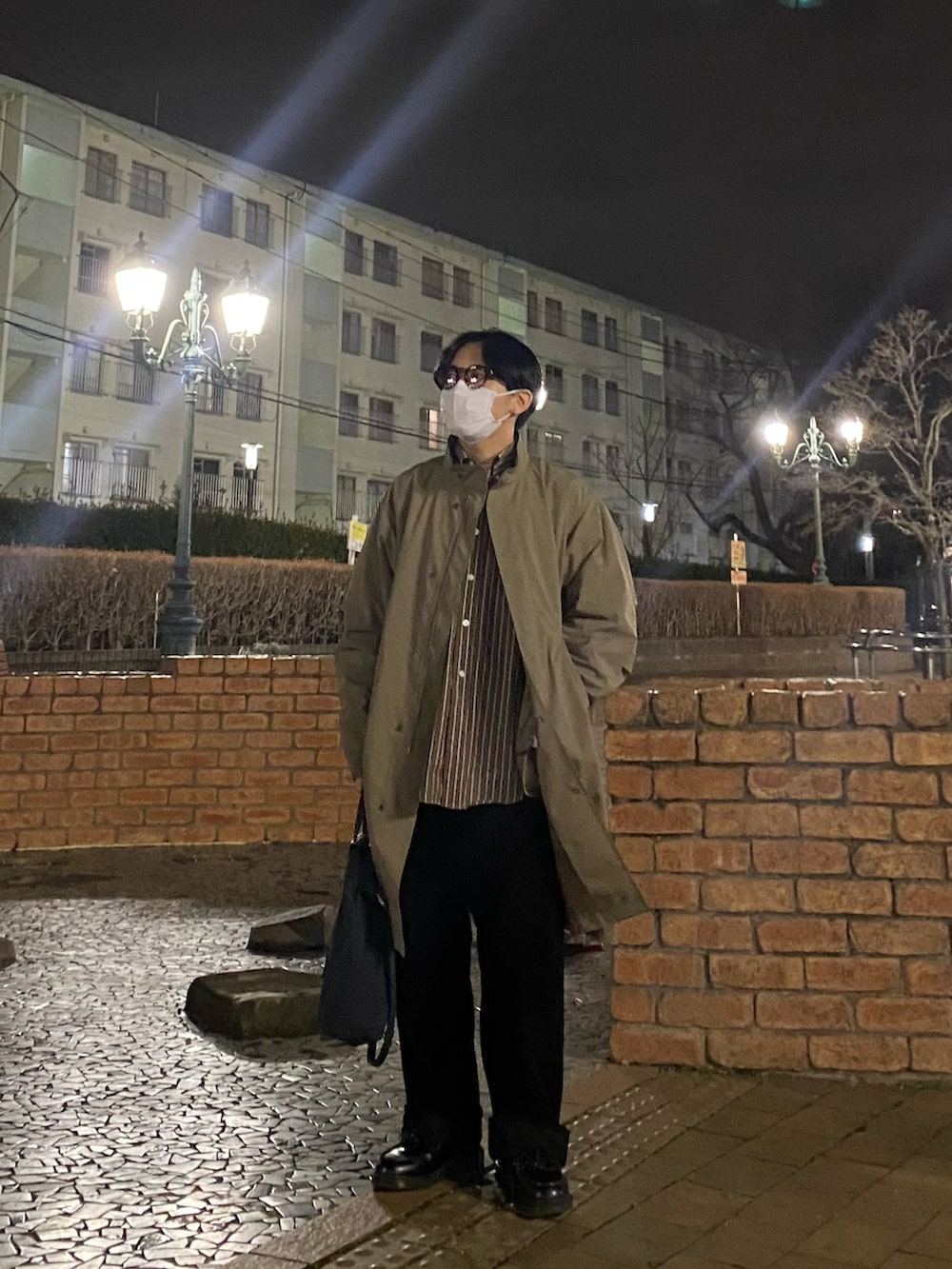 ブラウン系のシャツ/ブラウス、ブラック系のローファー、ブラウン系のモッズコートを着用したメンズの冬コーディネートの4枚目の写真