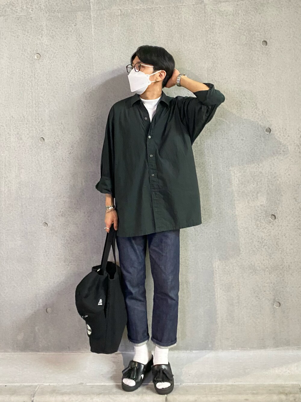 ブラック系のシャツ/ブラウス、ホワイト系のTシャツ/カットソー、ブルー系のデニムパンツを着用したメンズの夏コーディネートの2枚目の写真