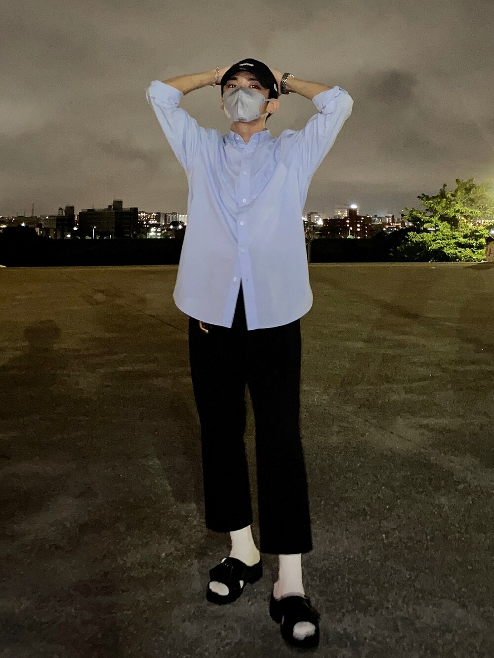 ブルー系のシャツ/ブラウス、ブラック系のスラックス、ブラック系のサンダルを着用したメンズの夏コーディネートの4枚目の写真