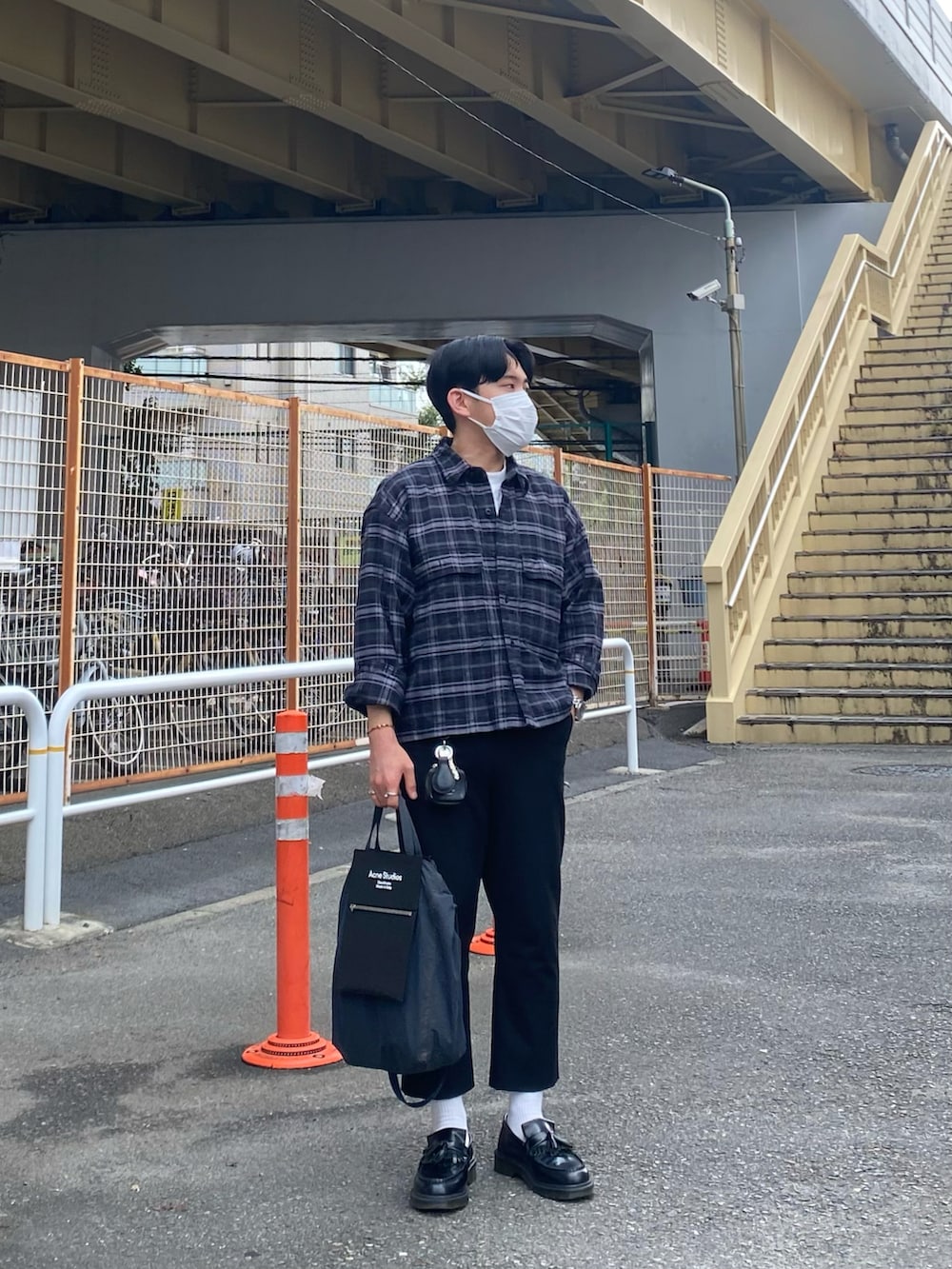 ブラック系のシャツ/ブラウス、ブラック系のスラックス、ブラック系のローファーを着用したメンズの秋コーディネートの2枚目の写真