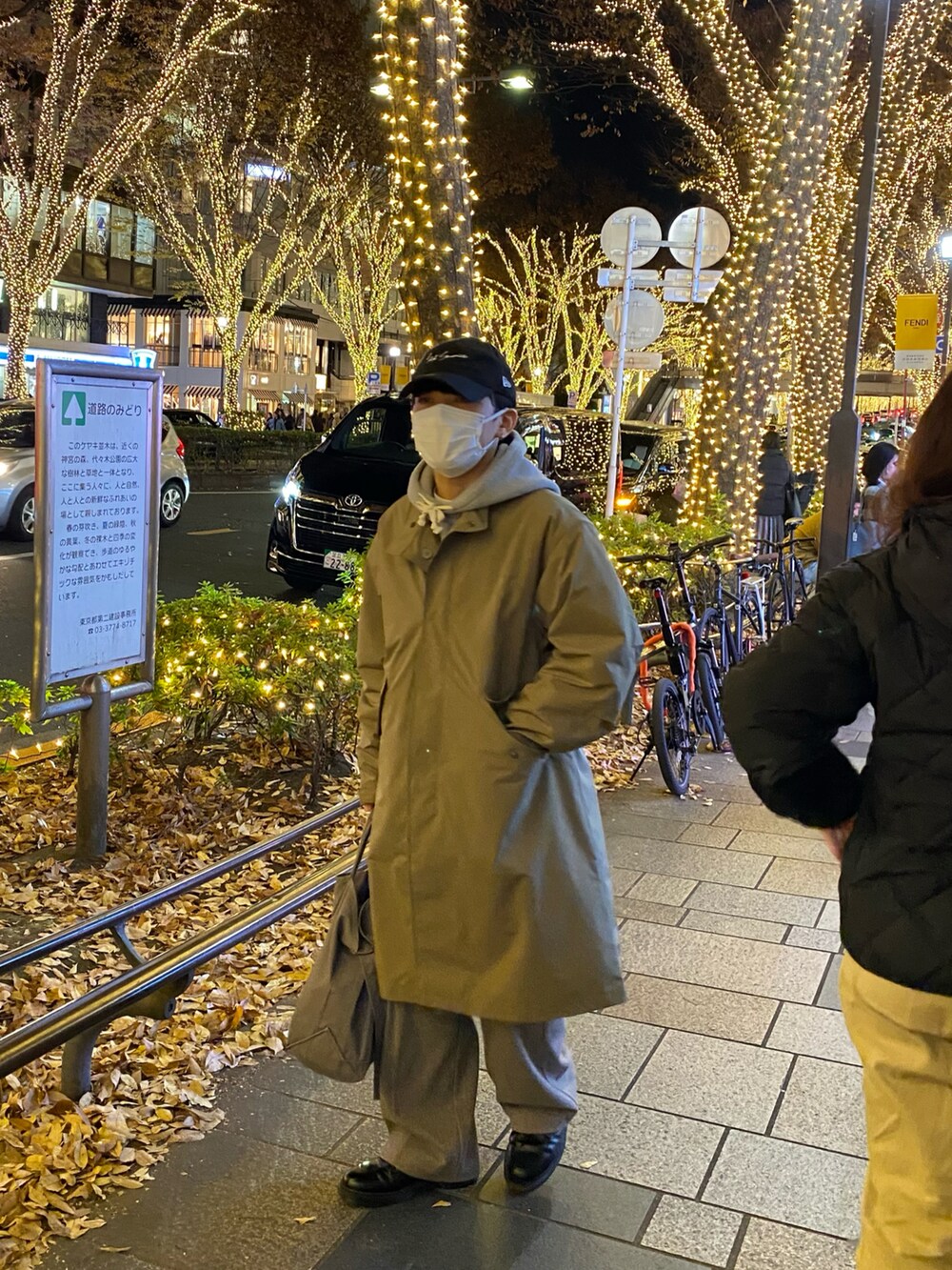 ブラウン系のモッズコート、グレー系のパーカー、ブラウン系のその他パンツを着用したメンズの冬コーディネートの2枚目の写真