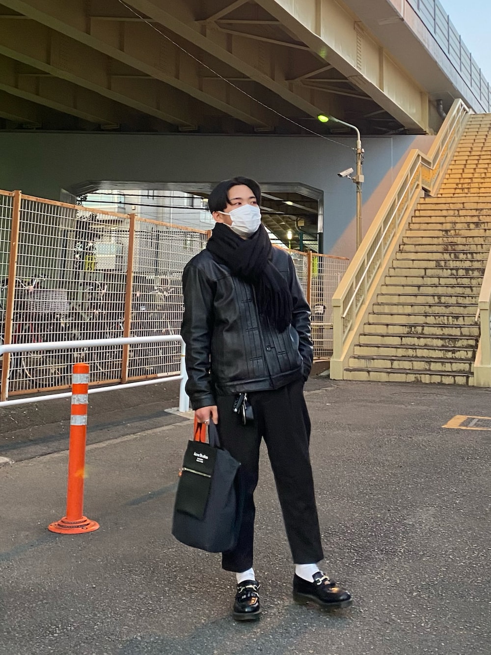 ブラック系のライダースジャケット、グリーン系のスウェット、ブラック系のローファーを着用したメンズの冬コーディネートの3枚目の写真