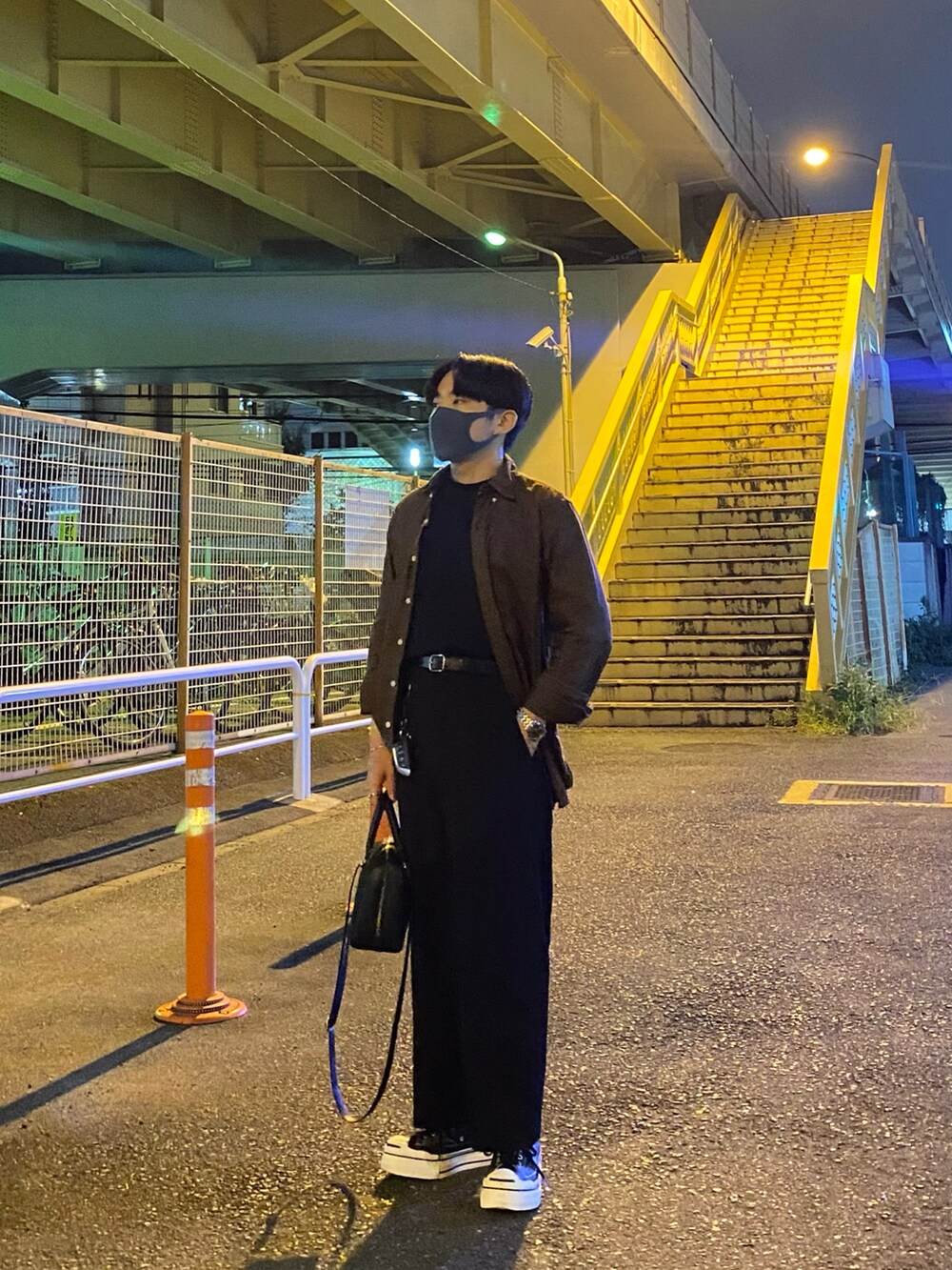 ブラウン系のシャツ/ブラウス、ブラック系のTシャツ/カットソー、ブラック系のパンツを着用したメンズの秋コーディネートの3枚目の写真