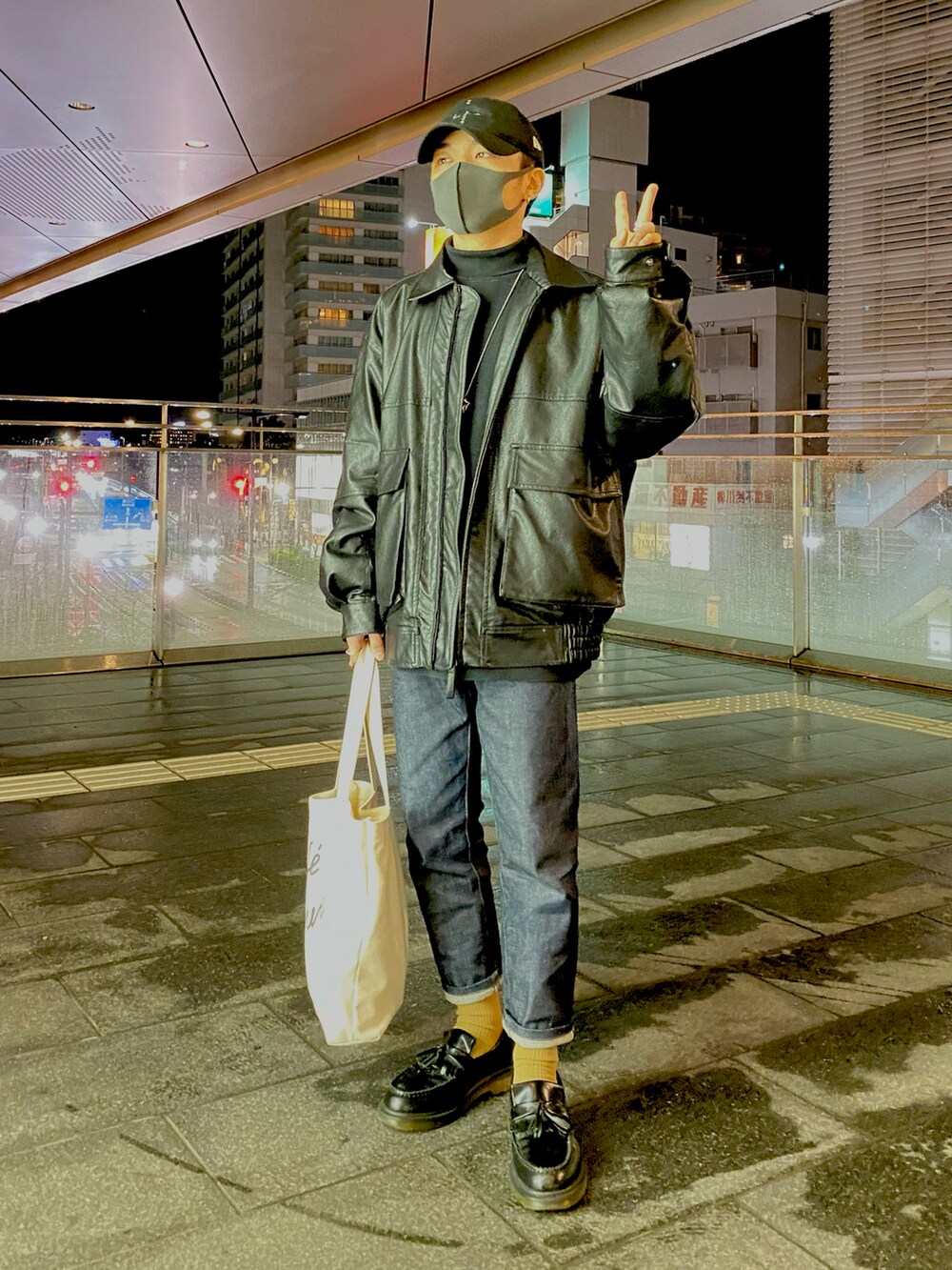 ブラック系のブルゾン、ブラック系のスウェット、ホワイト系のトートバッグを着用したメンズの春コーディネートの3枚目の写真