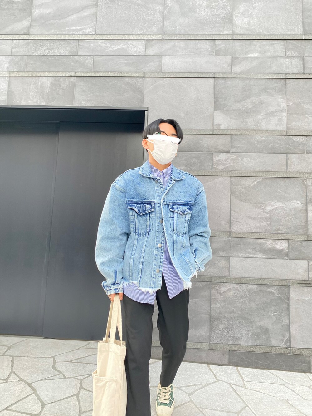 ブルー系のデニムジャケット、ブルー系のシャツ/ブラウス、ブラック系のスラックスを着用したメンズの春コーディネートの4枚目の写真