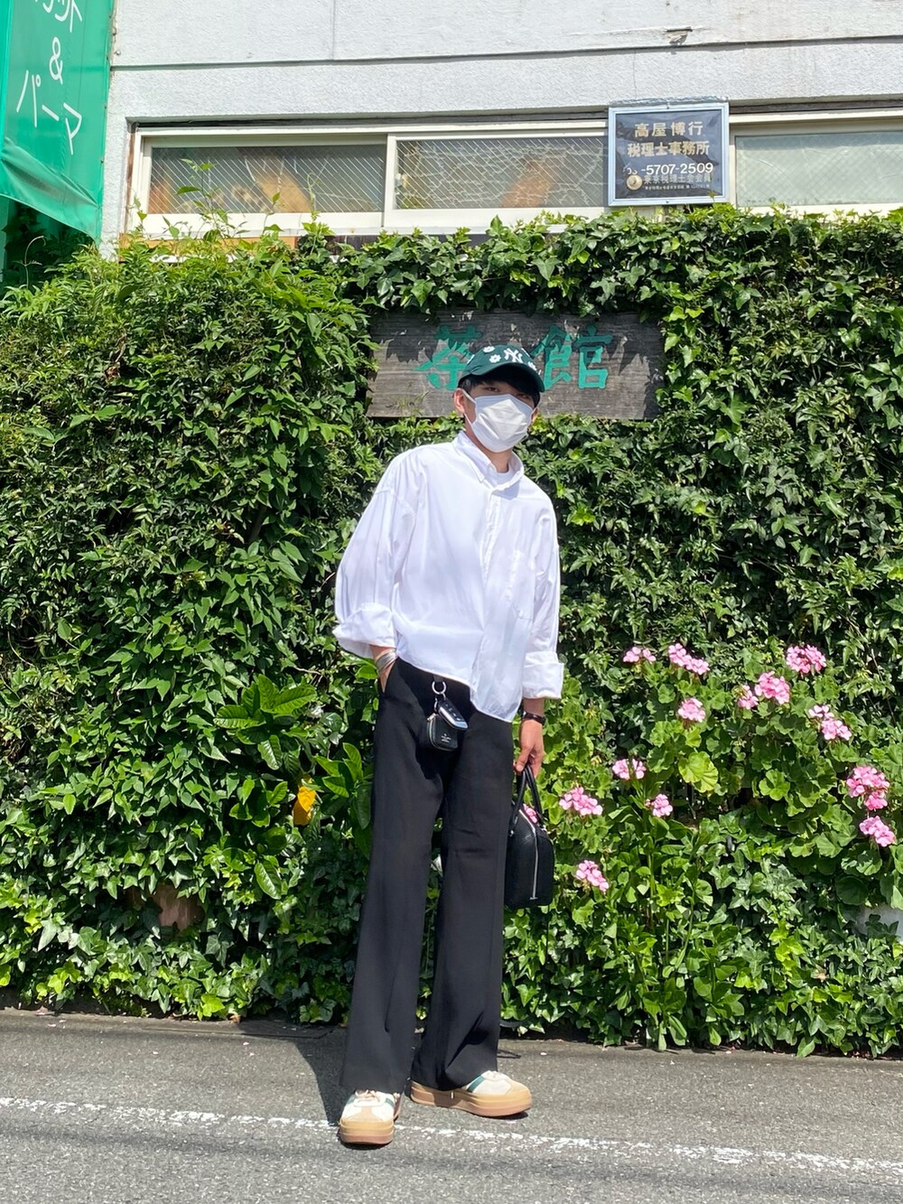 ホワイト系のシャツ/ブラウス、ブラック系のその他パンツ、ベージュ系のスニーカーを着用したメンズの春コーディネートの4枚目の写真