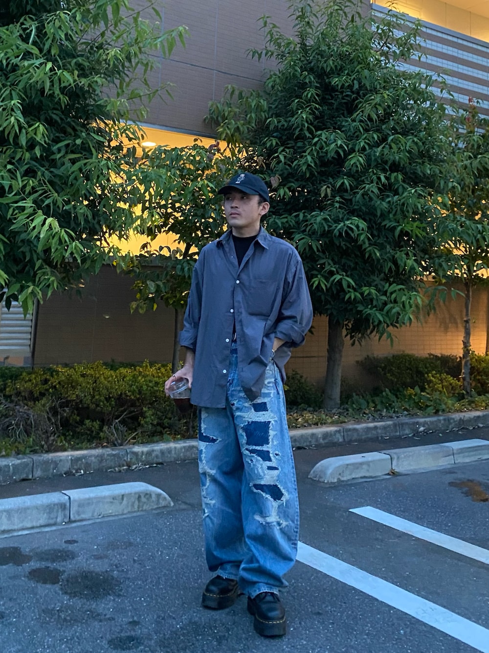 グレー系のシャツ/ブラウス、ブルー系のデニムパンツ、ブラック系のブーツを着用したメンズの夏コーディネートの4枚目の写真