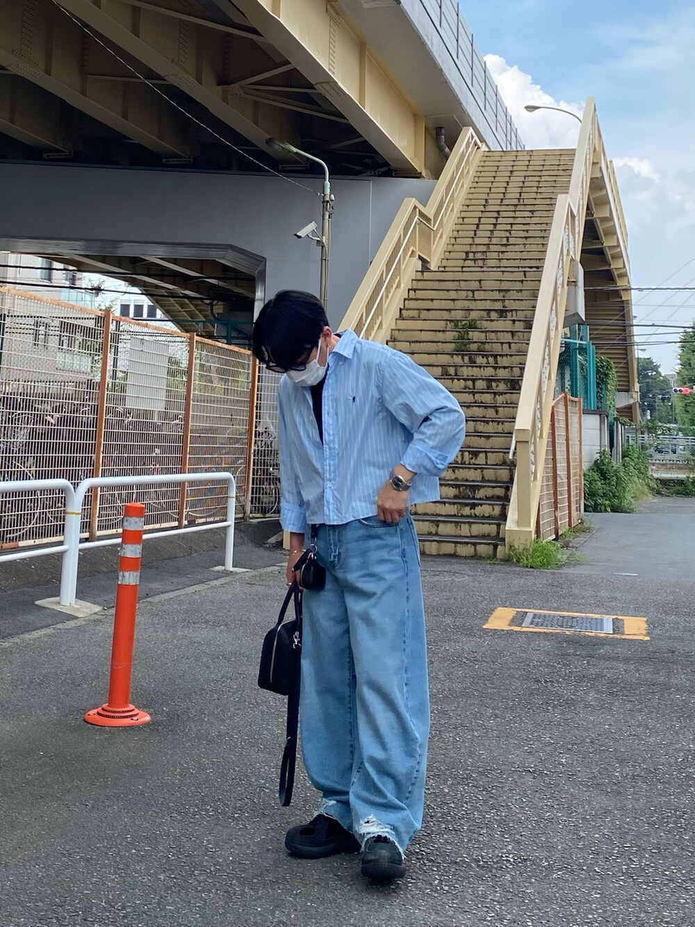 ブルー系のシャツ/ブラウス、ブルー系のデニムパンツ、ブラック系のスニーカーを着用したメンズの夏コーディネートの4枚目の写真