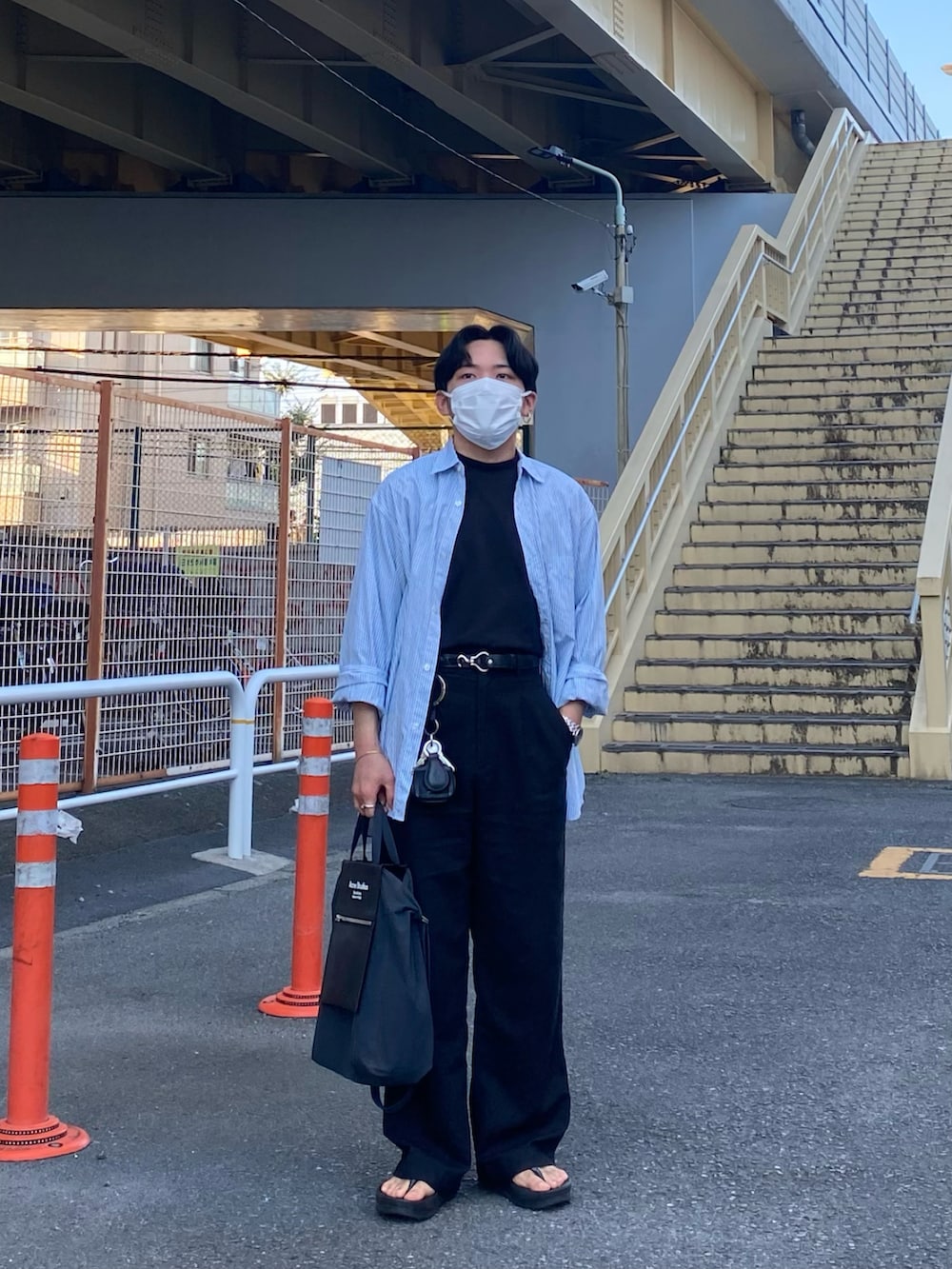 グリーン系のシャツ/ブラウス、ブラック系のパンツ、ブラック系のサンダルを着用したメンズの夏コーディネートの3枚目の写真