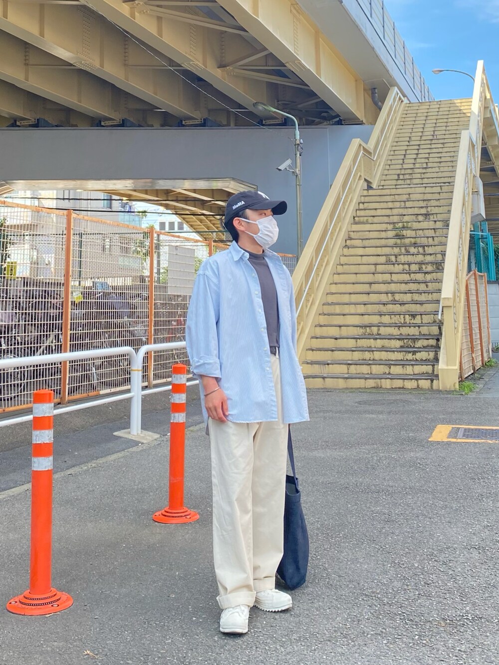 ブルー系のシャツ/ブラウス、グレー系のTシャツ/カットソー、ホワイト系のチノパンツを着用したメンズの夏コーディネートの4枚目の写真