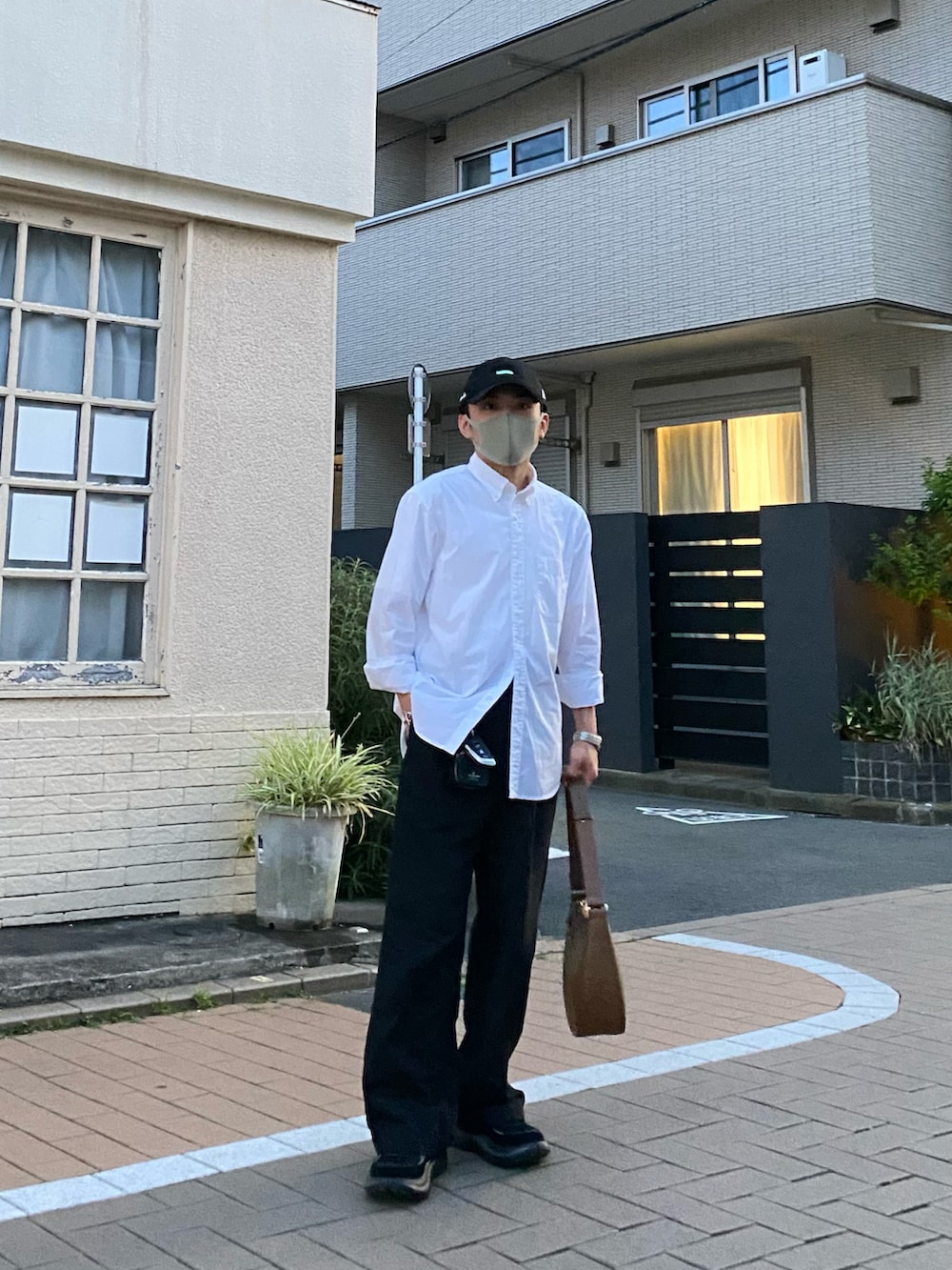 ホワイト系のシャツ/ブラウス、ブラック系のパンツ、ブラック系のスニーカーを着用したメンズの夏コーディネートの3枚目の写真