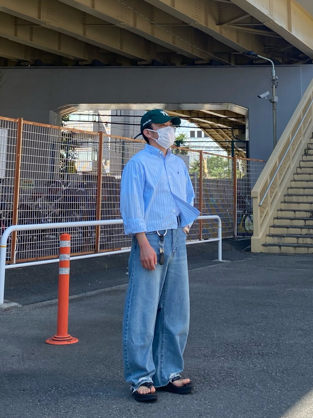 ブルー系のシャツ/ブラウス、ブラック系のサンダル、ブルー系のデニムパンツを着用したメンズの夏コーディネートの3枚目の写真