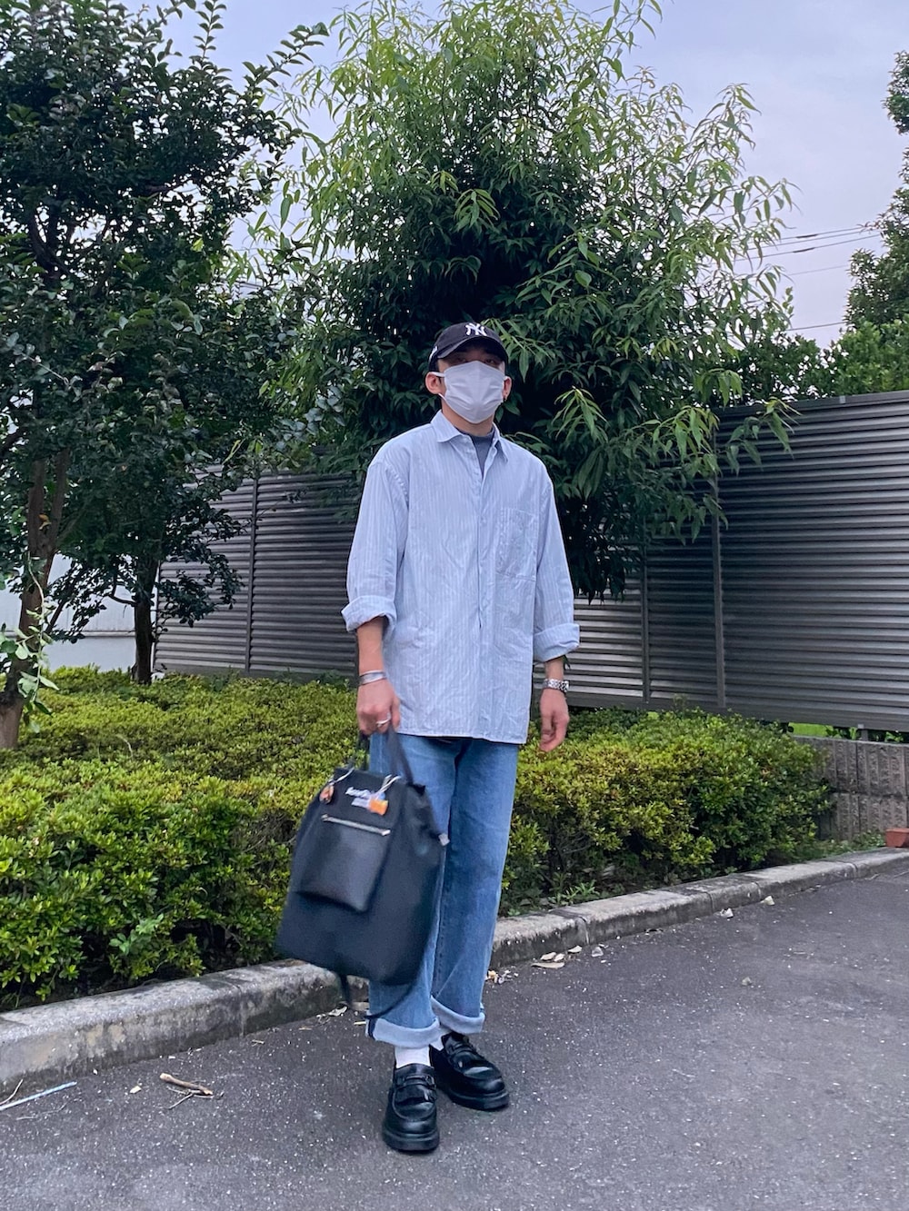 ブラック系のローファー、ブルー系のデニムパンツ、ブルー系のシャツ/ブラウスを着用したメンズの夏コーディネートの3枚目の写真