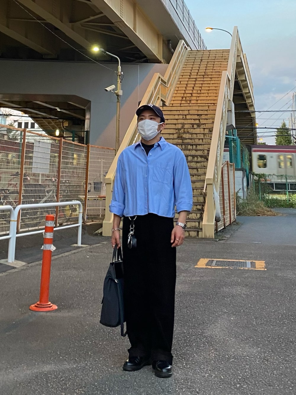 ブルー系のシャツ/ブラウス、ブラック系のその他パンツ、ブラック系のドレスシューズを着用したメンズの秋コーディネートの5枚目の写真