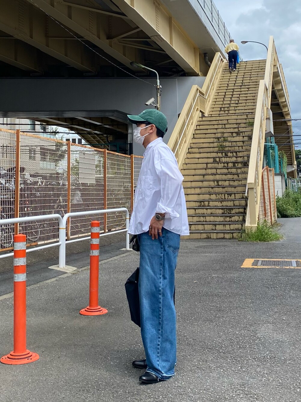 ホワイト系のシャツ/ブラウス、ブルー系のデニムパンツ、ブラック系のブーツを着用したメンズの夏コーディネートの4枚目の写真