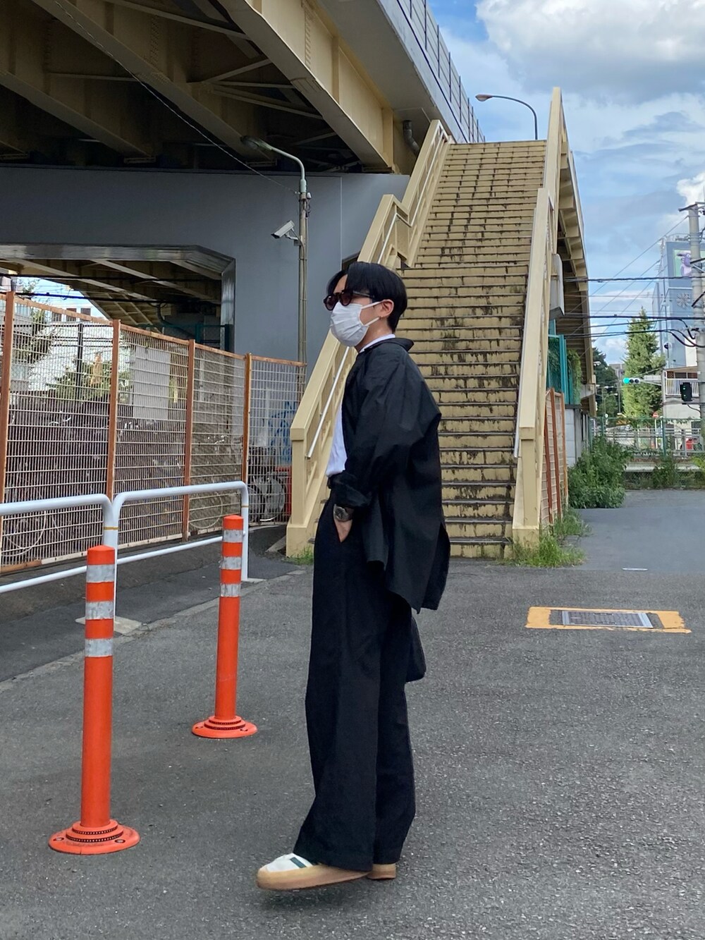 ブラック系のシャツ/ブラウス、ブラック系のパンツ、ベージュ系のスニーカーを着用したメンズの夏コーディネートの2枚目の写真