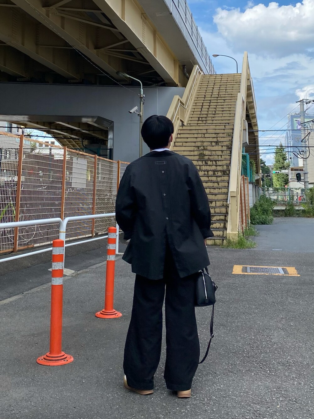 ブラック系のシャツ/ブラウス、ブラック系のパンツ、ベージュ系のスニーカーを着用したメンズの夏コーディネートの3枚目の写真