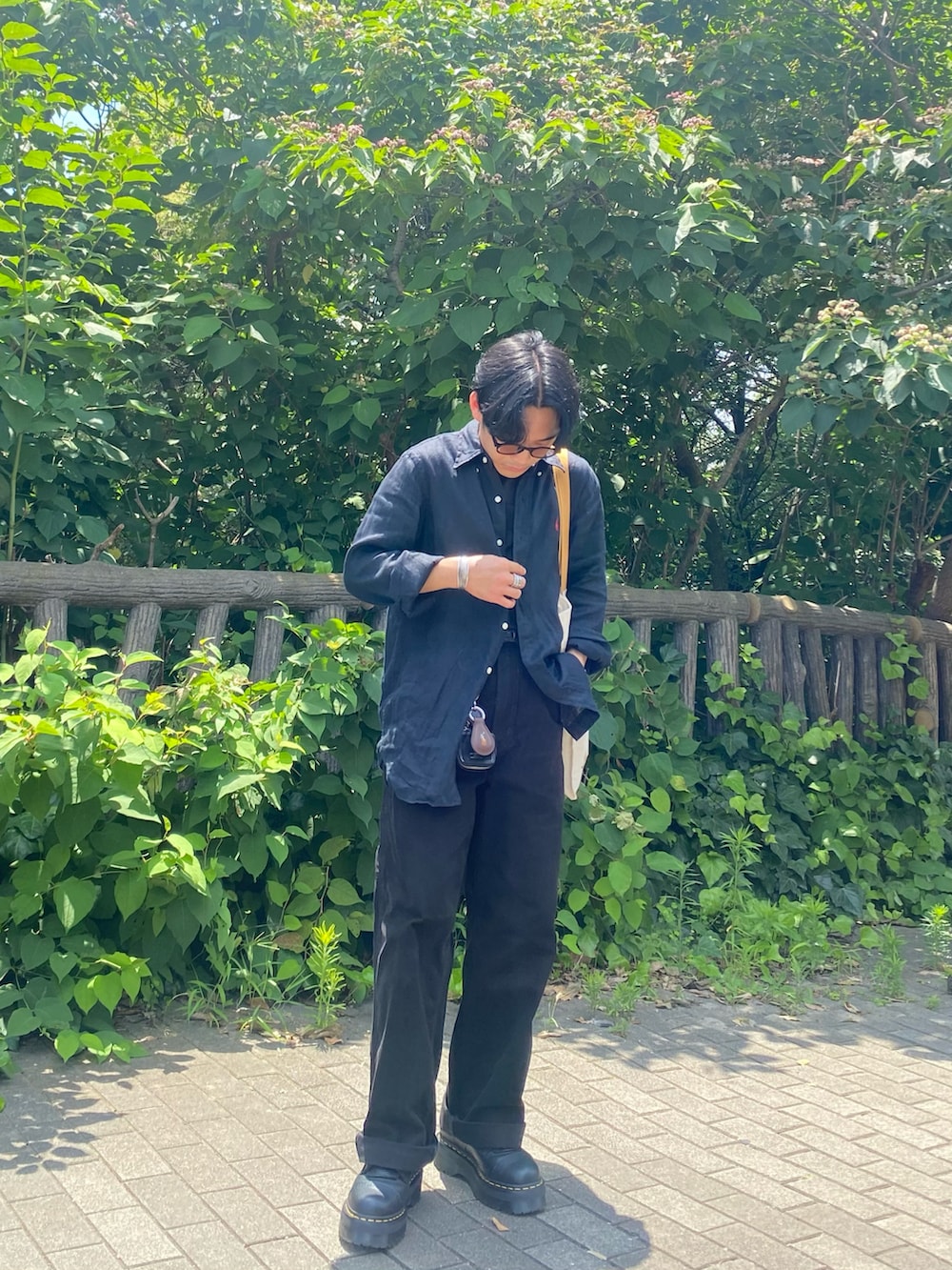 ブラック系のシャツ/ブラウス、ブラック系のその他パンツ、ブラック系のブーツを着用したメンズの夏コーディネートの2枚目の写真