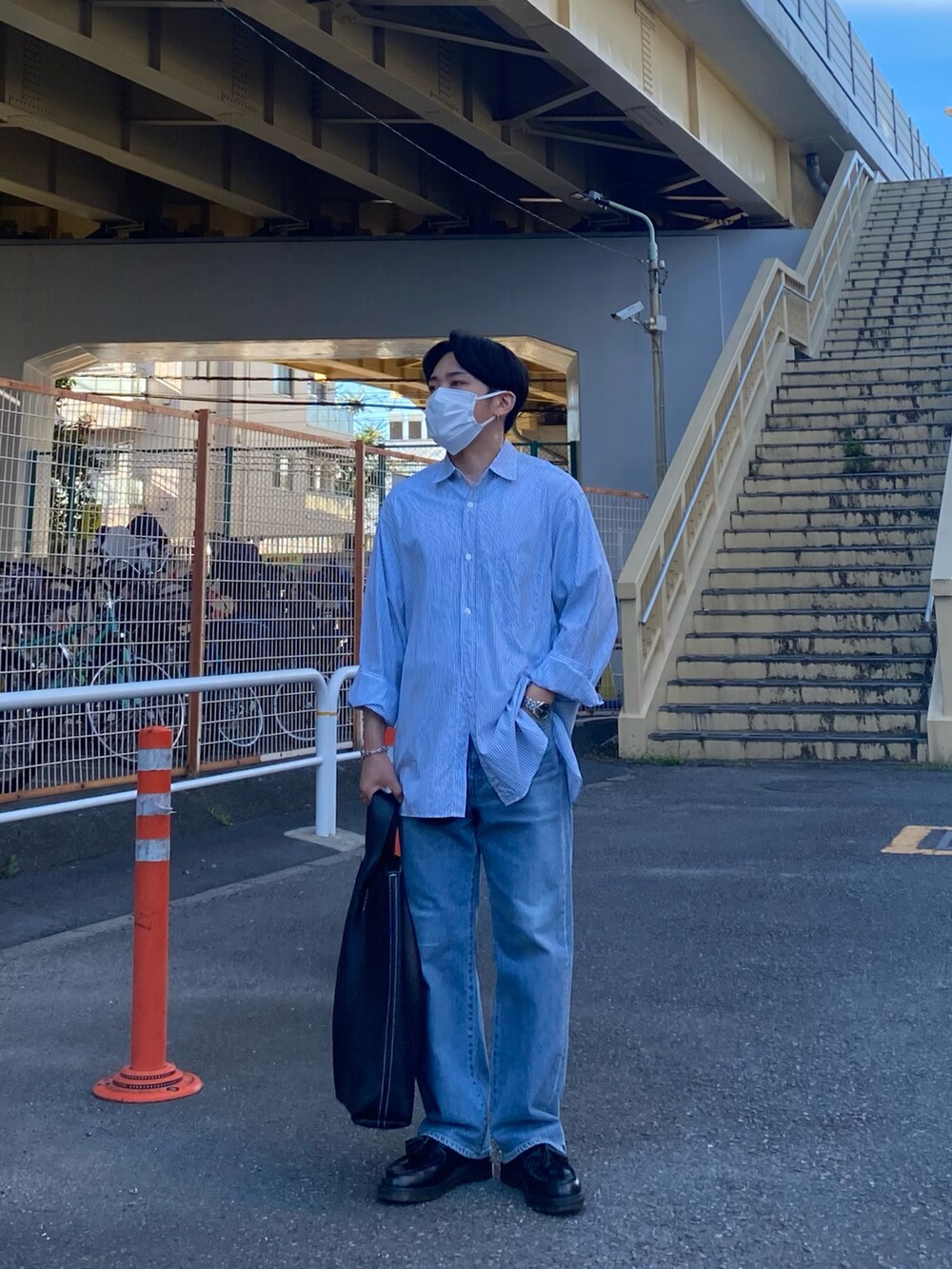 グリーン系のシャツ/ブラウス、ブルー系のデニムパンツ、ブラック系のローファーを着用したメンズの夏コーディネートの5枚目の写真