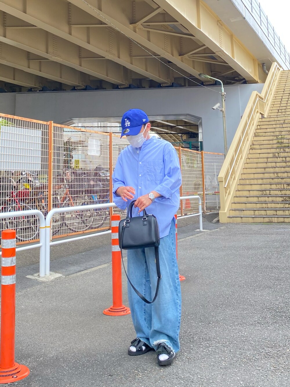 ブルー系のシャツ/ブラウス、ホワイト系のTシャツ/カットソー、ブルー系のデニムパンツを着用したメンズの春コーディネートの3枚目の写真