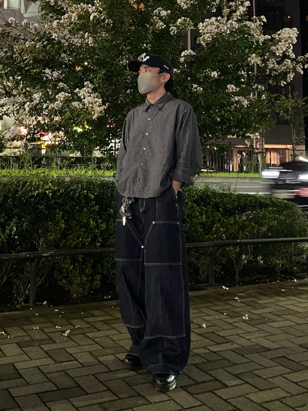 ブルー系のデニムパンツ、ブラック系のシャツ/ブラウス、ブラック系のローファーを着用したメンズの秋コーディネートの4枚目の写真