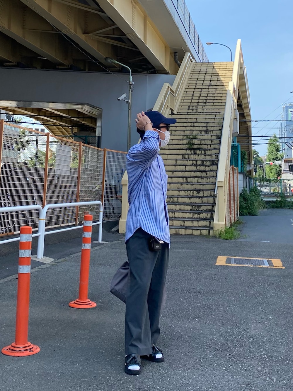 ブルー系のシャツ/ブラウス、グレー系のパンツ、ブラック系のサンダルを着用したメンズの夏コーディネートの5枚目の写真