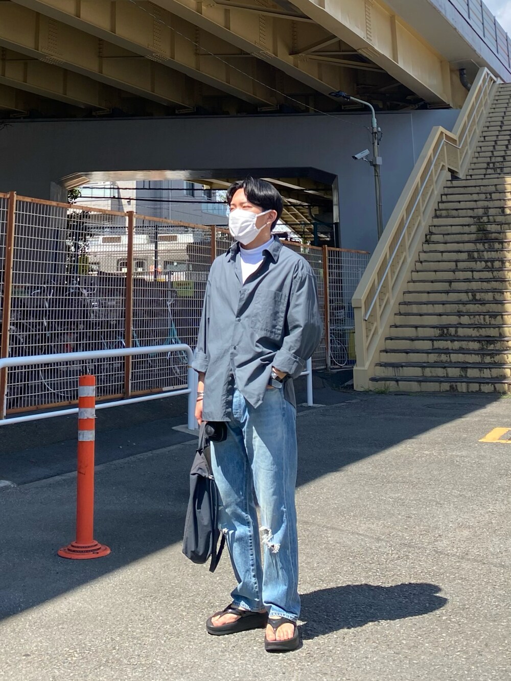 グリーン系のシャツ/ブラウス、ホワイト系のTシャツ/カットソー、ブルー系のデニムパンツを着用したメンズの夏コーディネートの2枚目の写真