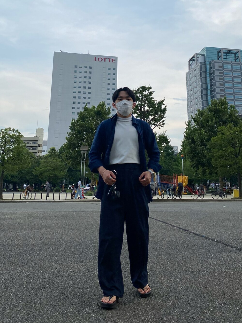 ブルー系のシャツ/ブラウス、ホワイト系のTシャツ/カットソー、ブルー系のその他パンツを着用したメンズの夏コーディネートの3枚目の写真