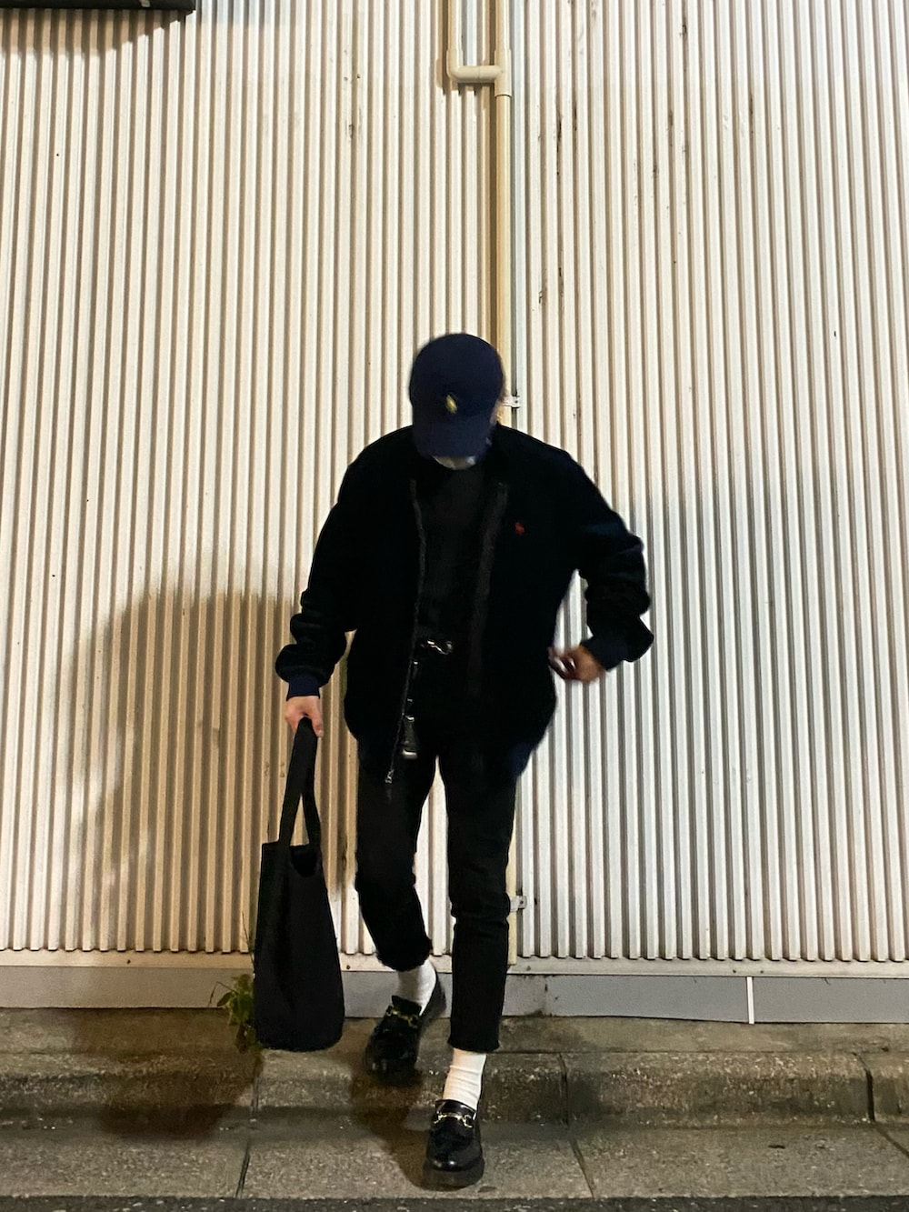 ブルー系のその他アウター、ブラック系のTシャツ/カットソー、ブラック系のデニムパンツを着用したメンズの秋コーディネートの3枚目の写真