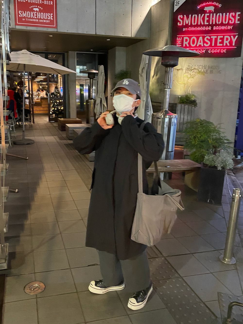 ブラック系のモッズコート、ブラック系のパンツ、ブラック系のスニーカーを着用したメンズの秋コーディネートの2枚目の写真