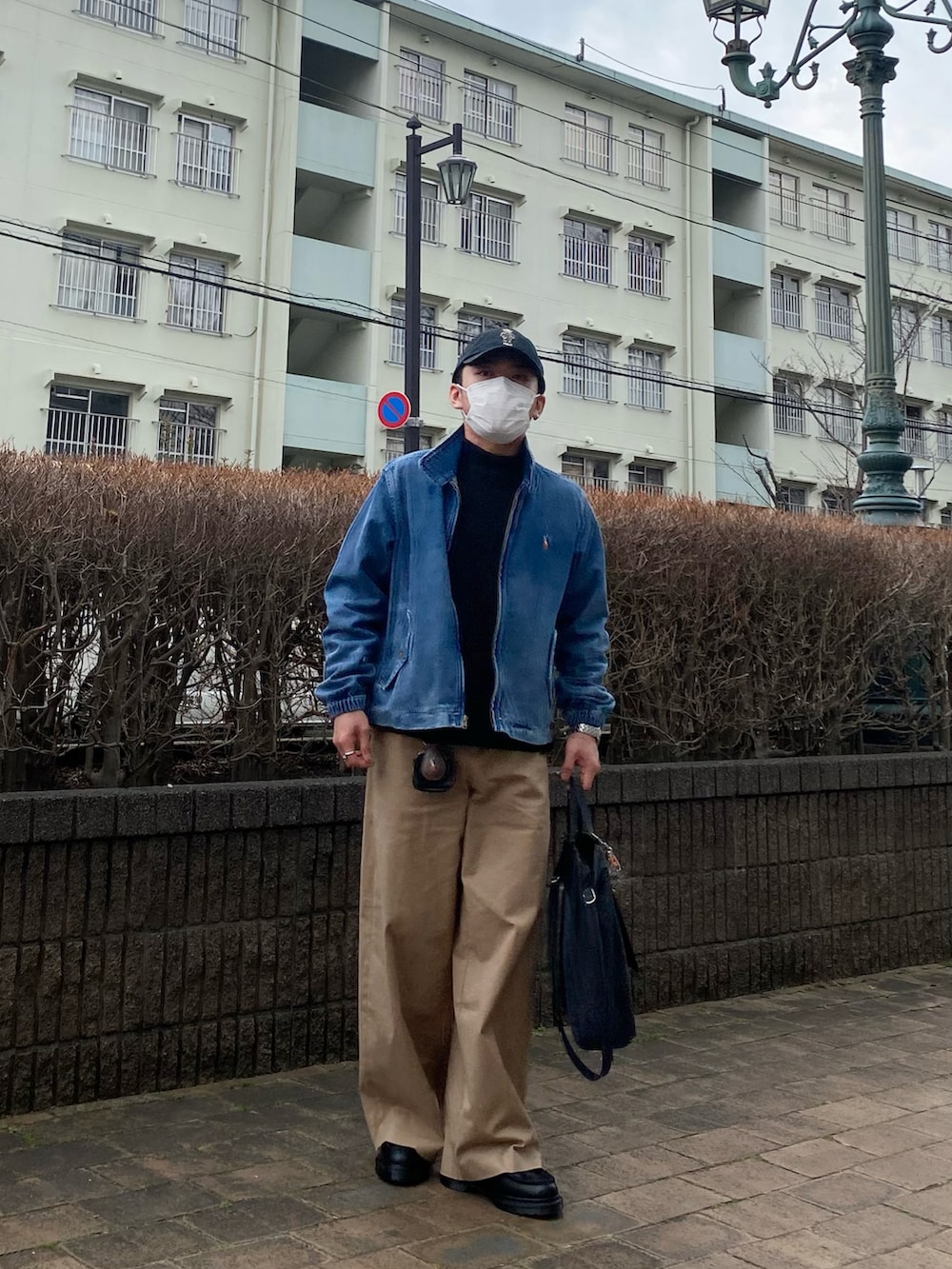 ブルー系のデニムジャケット、ベージュ系のチノパンツ、ブラック系のローファーを着用したメンズの春コーディネートの3枚目の写真