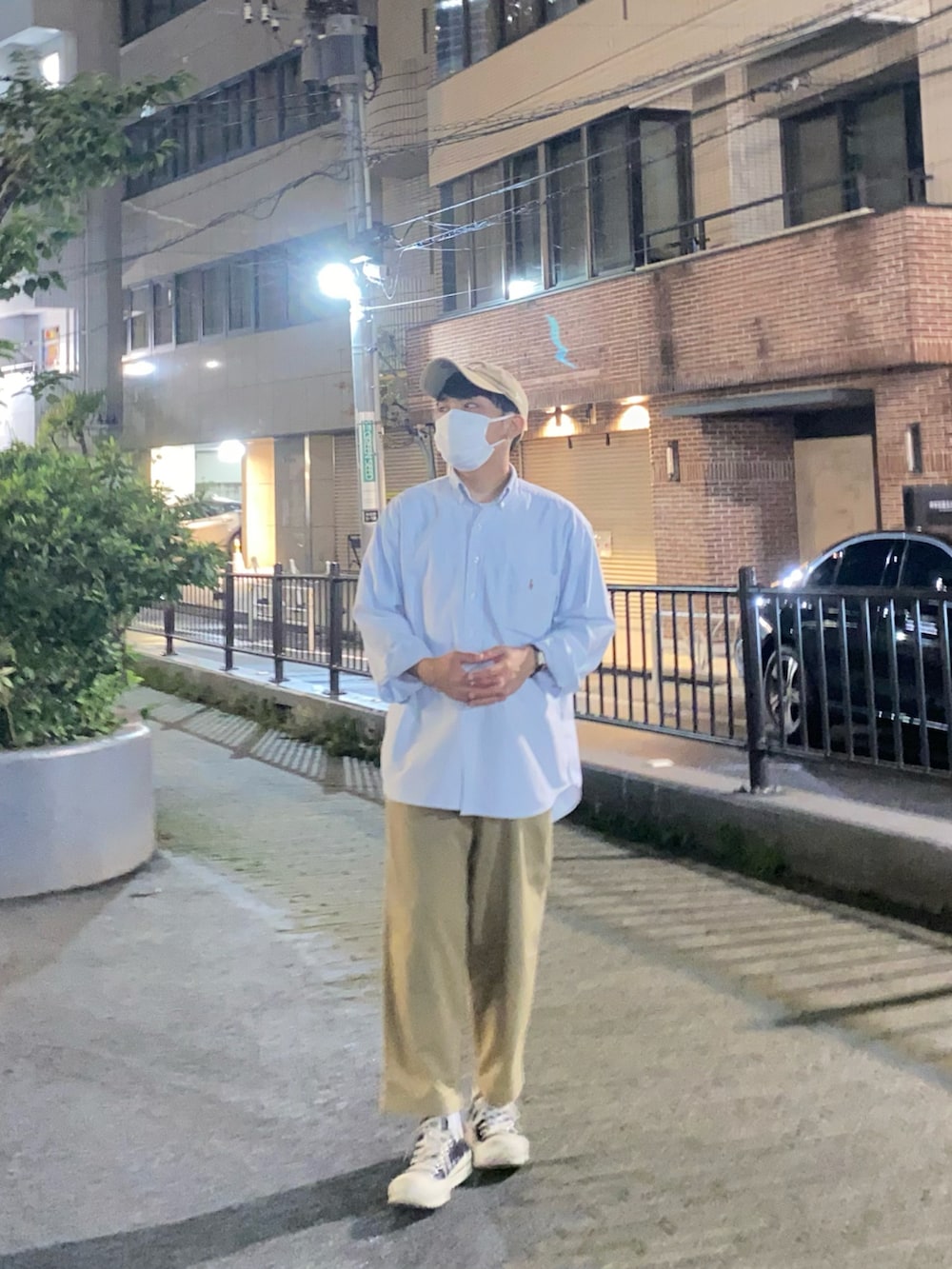 ブルー系のシャツ/ブラウス、ベージュ系のチノパンツ、ブラック系のスニーカーを着用したメンズの夏コーディネートの4枚目の写真