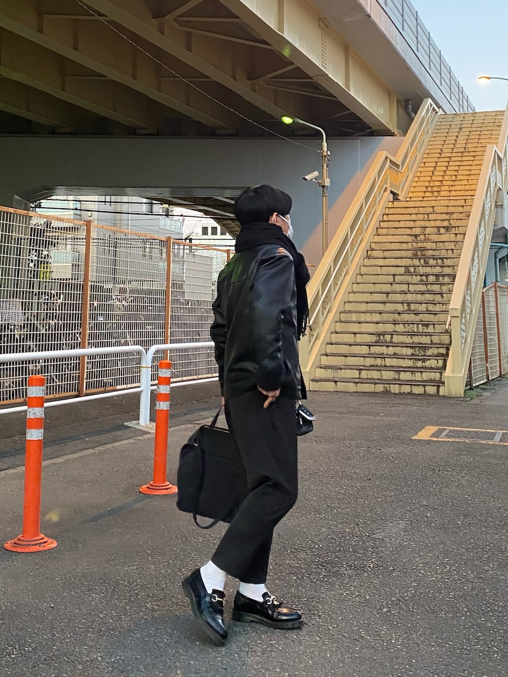 ブラック系のライダースジャケット、グリーン系のスウェット、ブラック系のローファーを着用したメンズの冬コーディネートの4枚目の写真