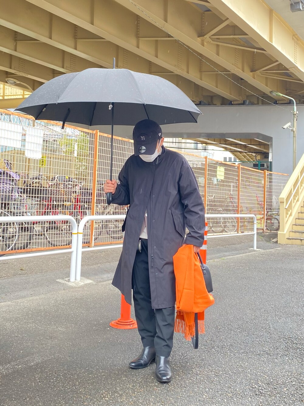 ブラック系のモッズコート、ブラウン系のカーディガン/ボレロ、ホワイト系のTシャツ/カットソーを着用したメンズの春コーディネートの5枚目の写真