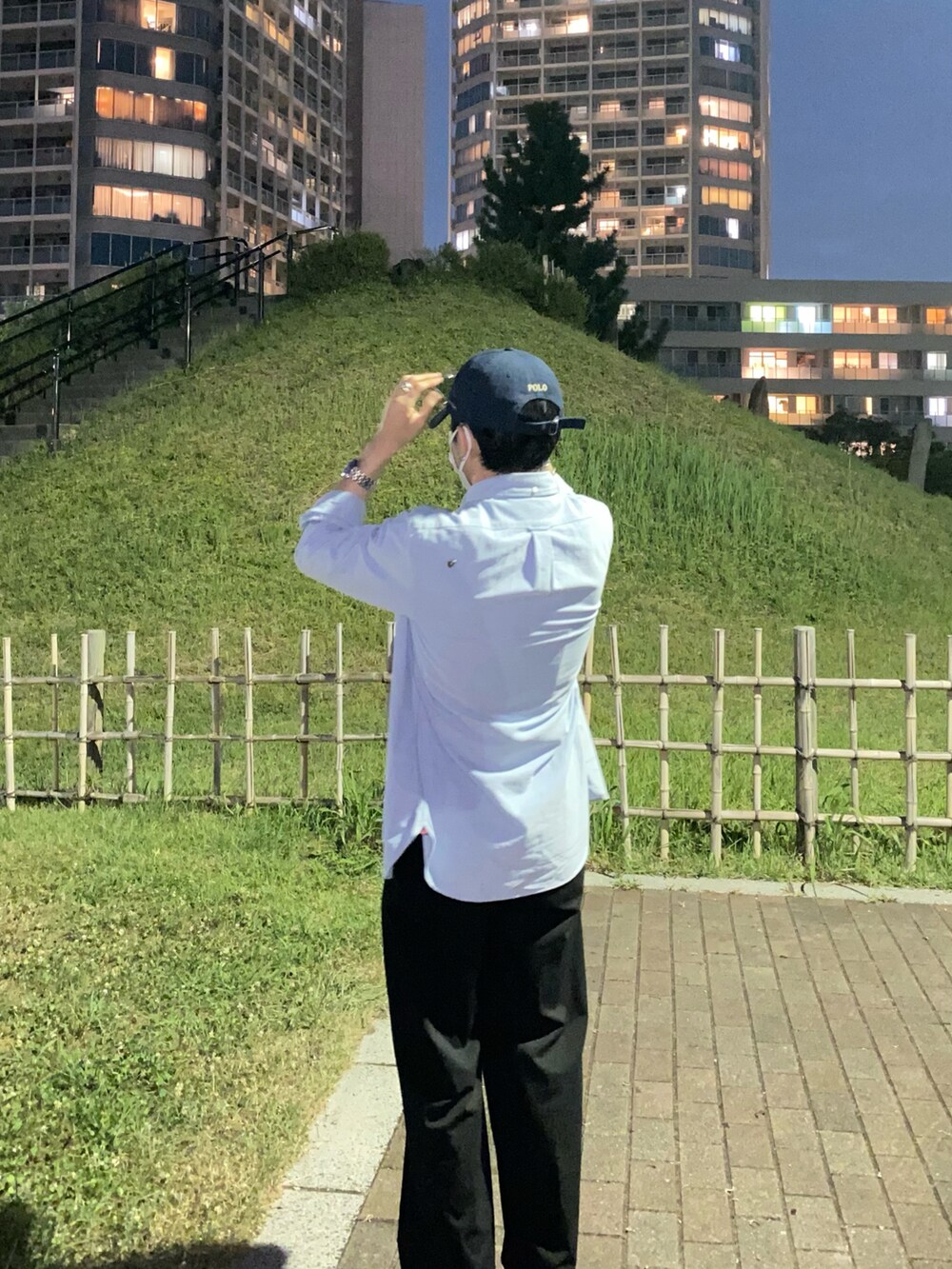 ブルー系のシャツ/ブラウス、ブラック系のパンツ、ブラック系のサンダルを着用したメンズの夏コーディネートの2枚目の写真