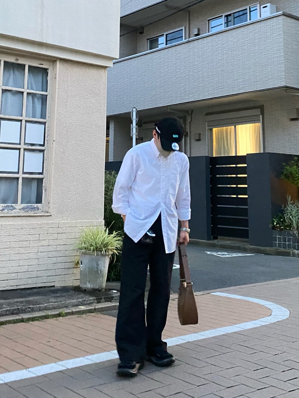 ホワイト系のシャツ/ブラウス、ブラック系のパンツ、ブラック系のスニーカーを着用したメンズの夏コーディネートの4枚目の写真