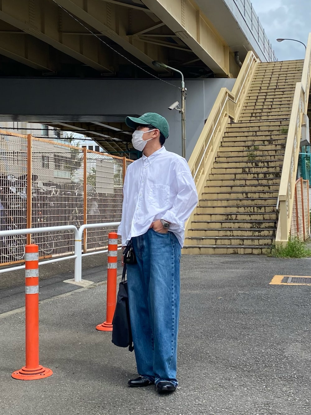 ホワイト系のシャツ/ブラウス、ブルー系のデニムパンツ、ブラック系のブーツを着用したメンズの夏コーディネートの2枚目の写真